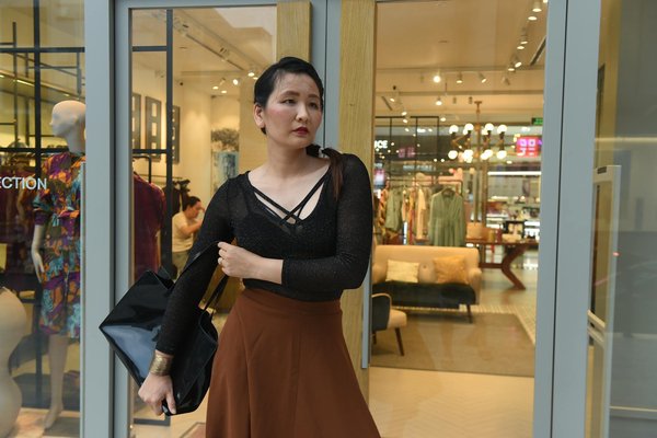 What Are the Emerging Fashion Trends in UK Women's Lifestyle?